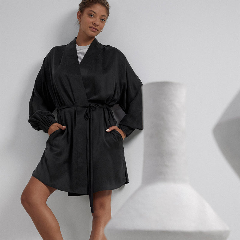 lunya-washable-silk-robe-immersed-black-pocket-detail