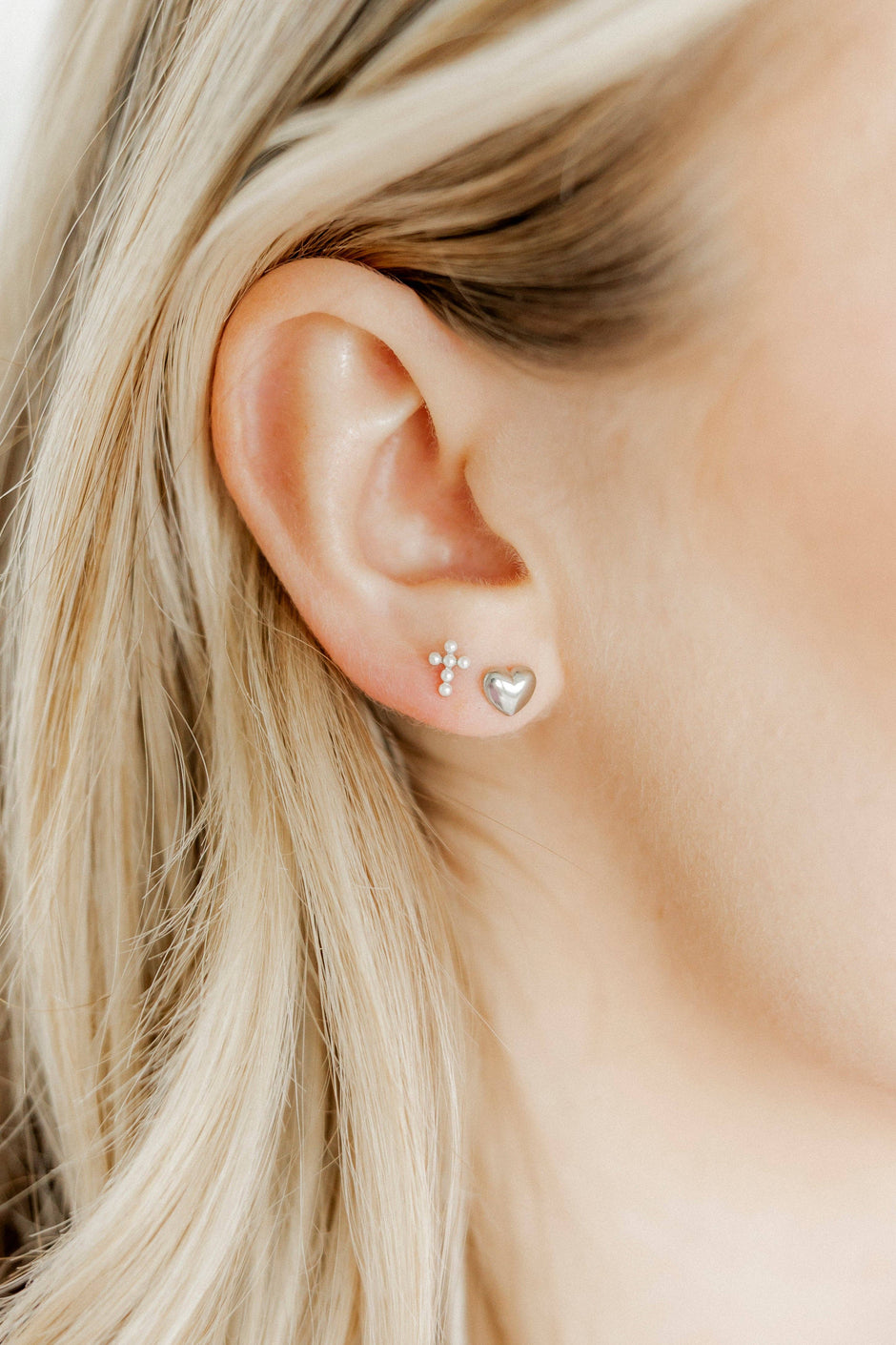 LINNY CO | Screwback Stud Earrings - Clara Cross Pearl
