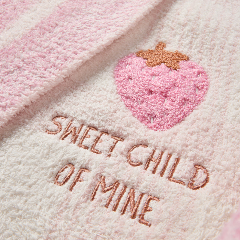 barefoot-dreams-cozychic-strawberry-stroller-blanket-embroidery-detail