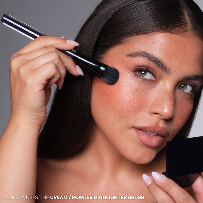 kevyn-aucoin-cream-powder-highlighter-brush-lifestyle