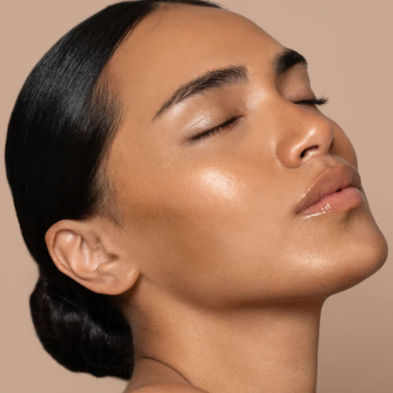 jouer-luminizing-glow-serum-sunglow-model