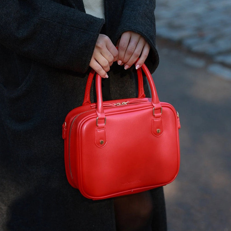 HUDSON-BLEECKER-Voyager-Travel-Bag-red-lifestyle